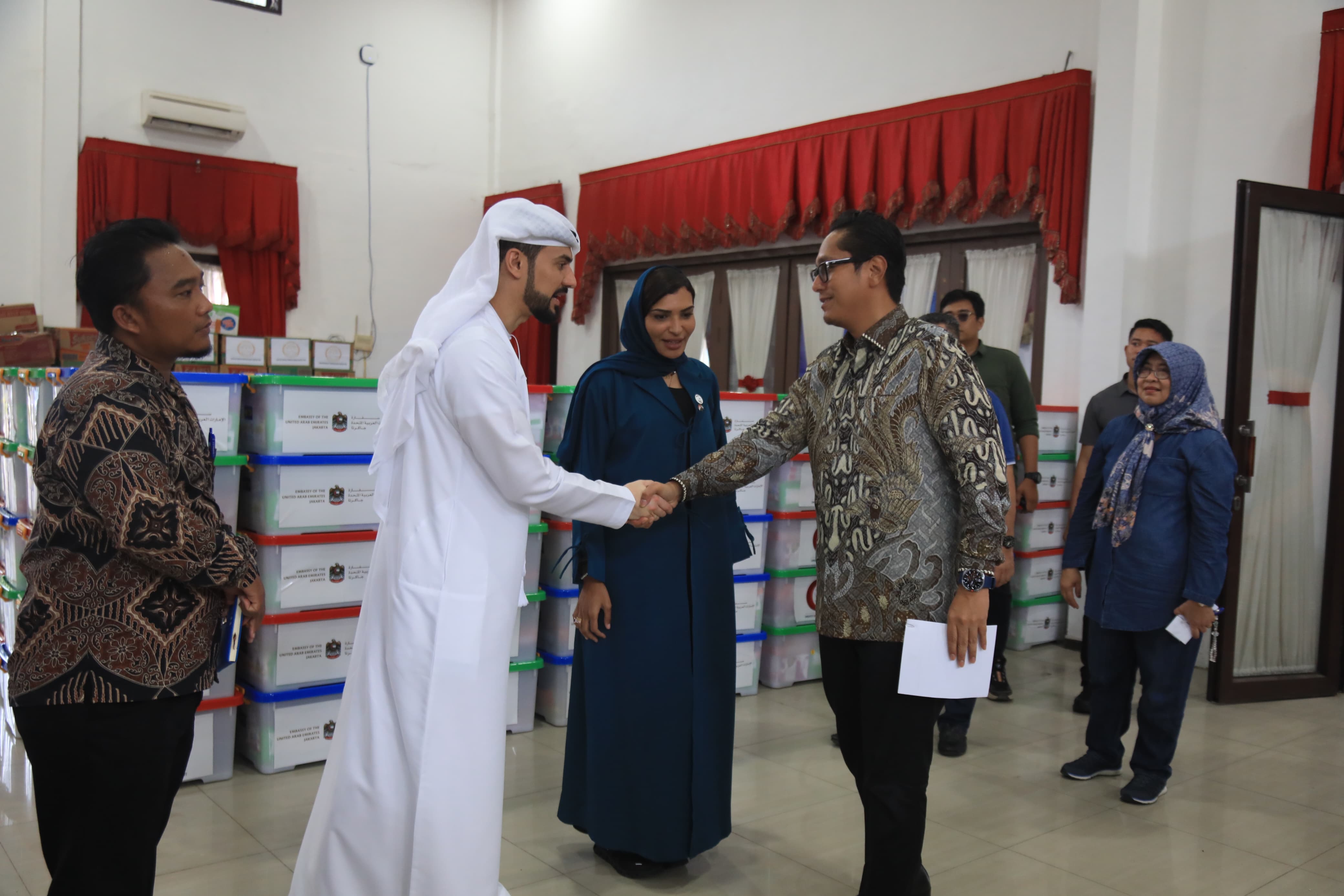 Wali Kota Medan Rico Waas menerima bantuan kemanusiaan dari Wakil Duta Besar Uni Emirat Arab Shaima Al Hebsi di Posko Bantuan Bencana Kota Medan, Sabtu (13/12/2025).