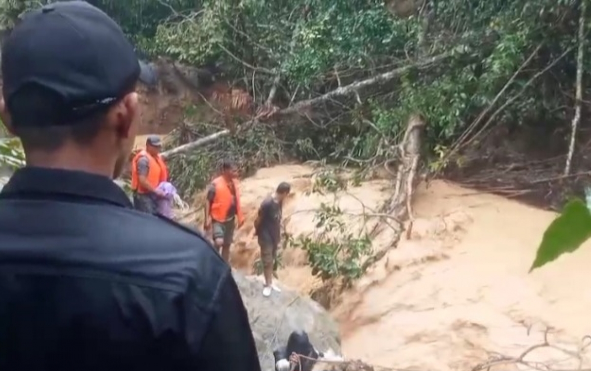 Petugas bersama warga mengevakuasi jasad korban yang ditemukan terseret arus Sungai Siondop di Kecamatan Sayur Matinggi, Tapanuli Selatan.