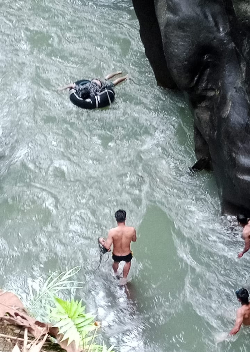 Evakuasi korban hanyut di Sungai Bah Bolon Tambu Sira Nagori Amborokan Panei Raya Kecamatan Raya Kahean, Simalungun.