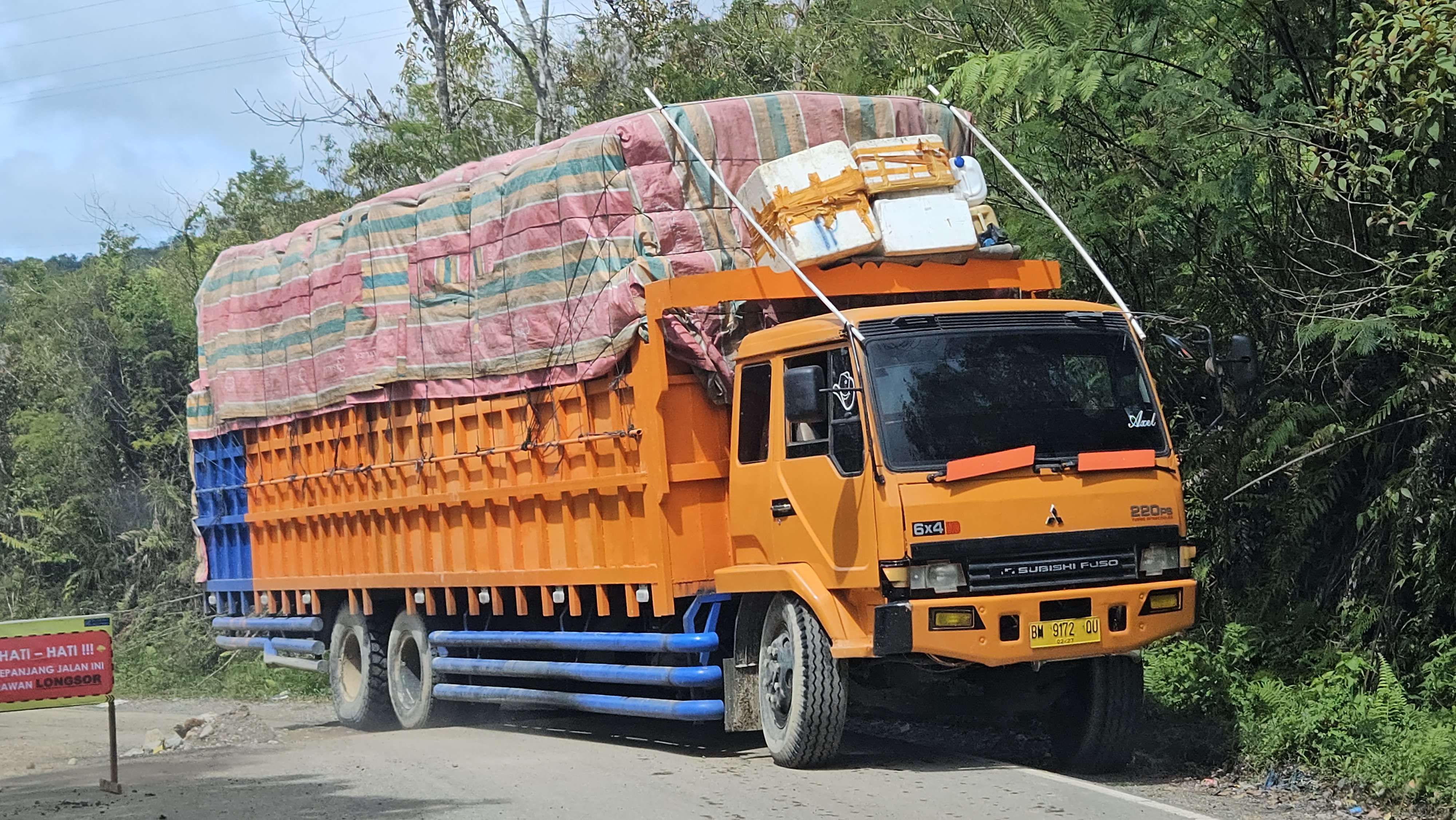 Kondisi Jalan Nasional Lintas Sumatra Taput&ndash;Sibolga yang terdampak longsor. Proses pemulihan akses masih menyisakan sekitar 4 kilometer.