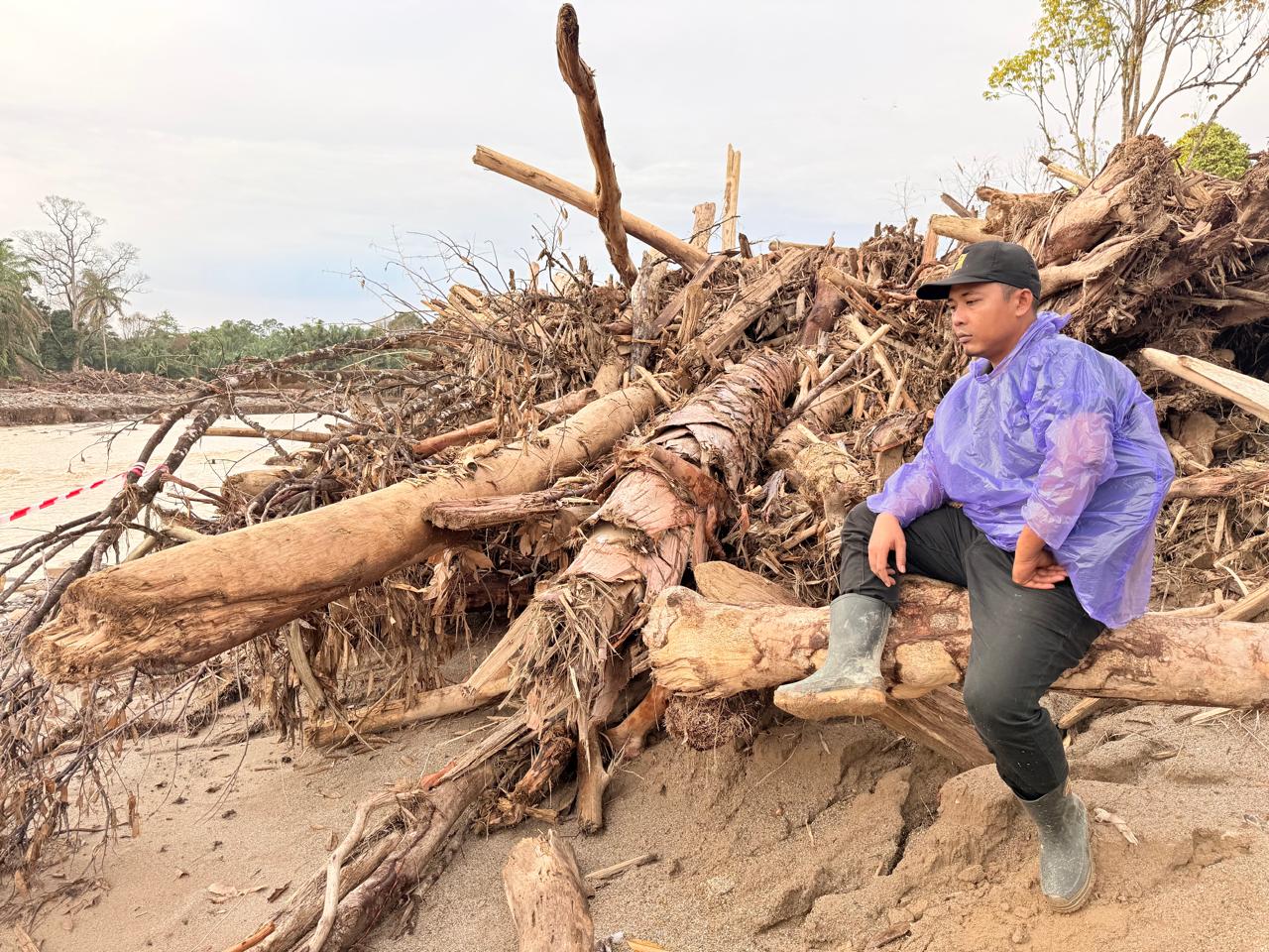 Anggota DPRD Tapteng Madayansyah Tambunan saat meninjau salah satu lokasi terdampak banjir bandang di Kabupaten Tapanuli Tengah.