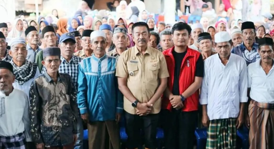 Bupati Mandailing Natal Saipullah Nasution berdialog dengan warga saat mengunjungi kawasan terpencil Siulangaling, Kecamatan Muara Batang Gadis, pascabencana banjir.