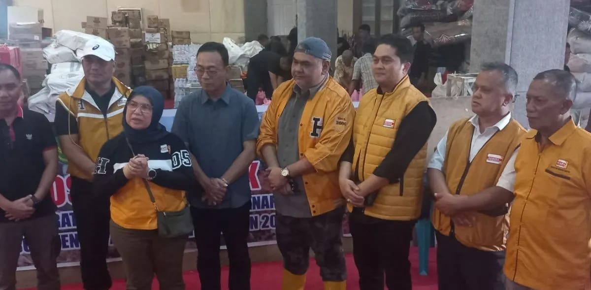 Bupati Tapanuli Selatan Gus Irawan Pasaribu mendampingi jajaran DPP Partai Hanura saat penyerahan bantuan kemanusiaan bagi korban banjir bandang dan longsor di Tapsel.