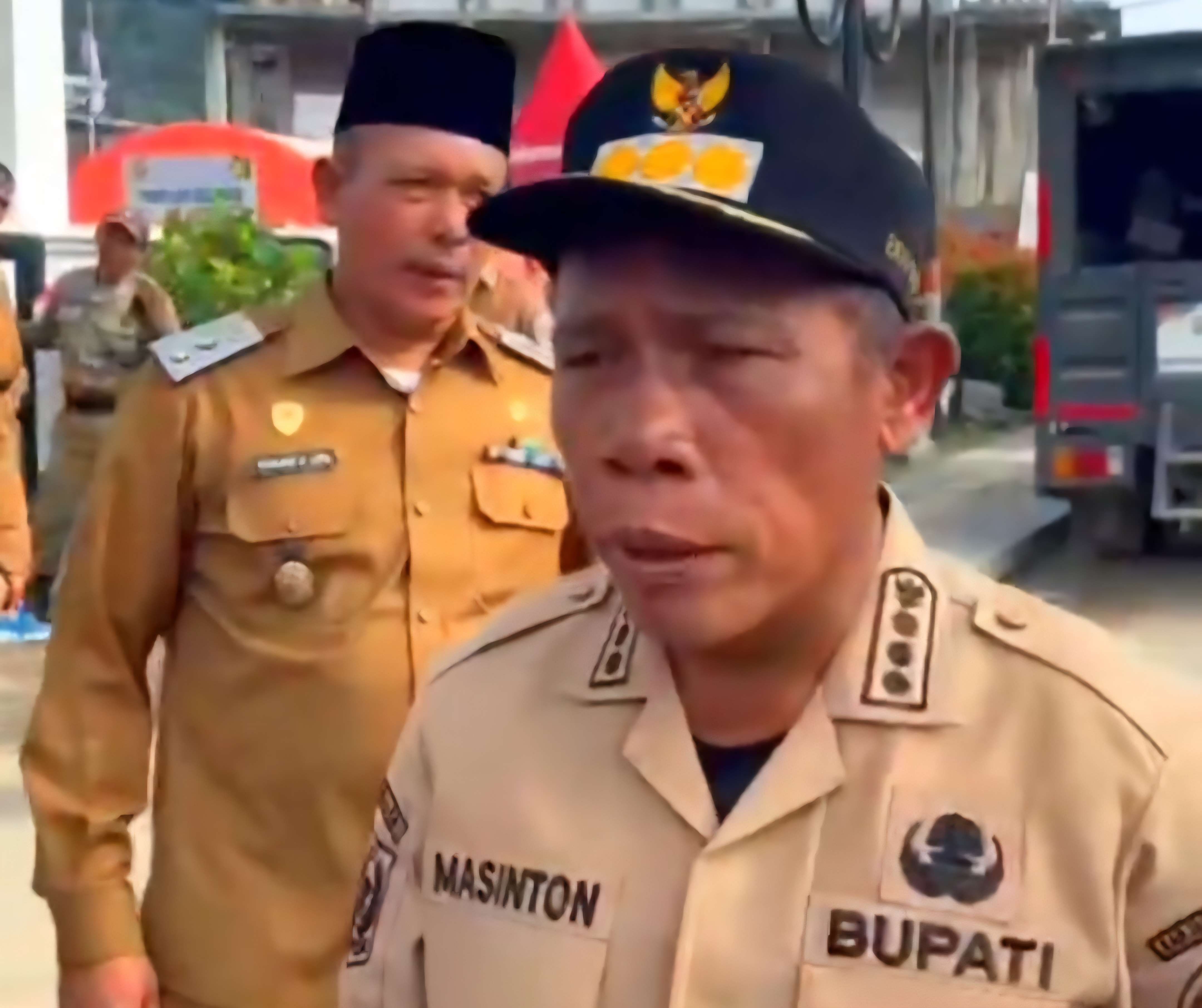Bupati Tapanuli Tengah Masinton Pasaribu memberikan keterangan kepada awak media terkait langkah dan program pemulihan pascabencana banjir bandang dan longsor di wilayah Tapteng.
