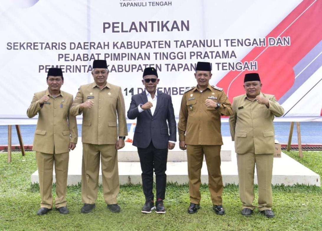 Bupati Tapanuli Tengah Masinton Pasaribu melantik Sekdakab Tapteng Binsar TH Sitanggang bersama Kepala Dinas Perkim dan Kepala Dinas PUPR, Minggu (14/12/2025).