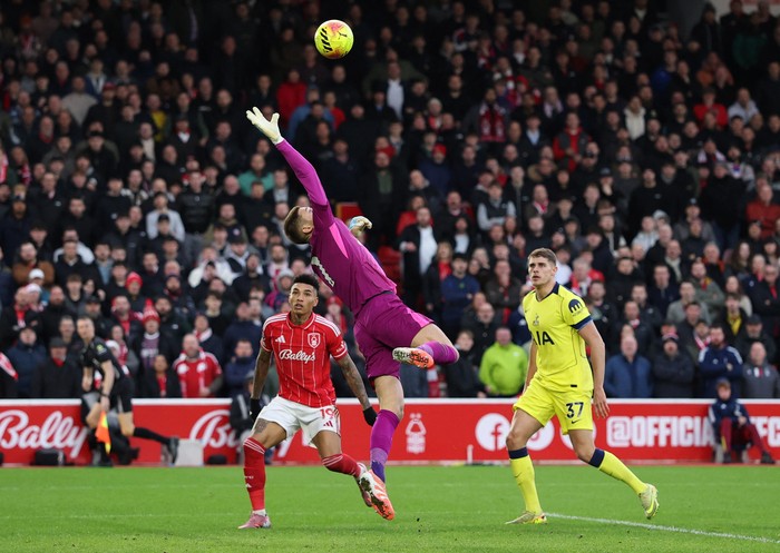 Callum Hudson-Odoi bersinar dengan dua gol dan satu assist, mengantar Nottingham Forest menaklukkan Tottenham 3-0 di Liga Inggris 2025/2026.