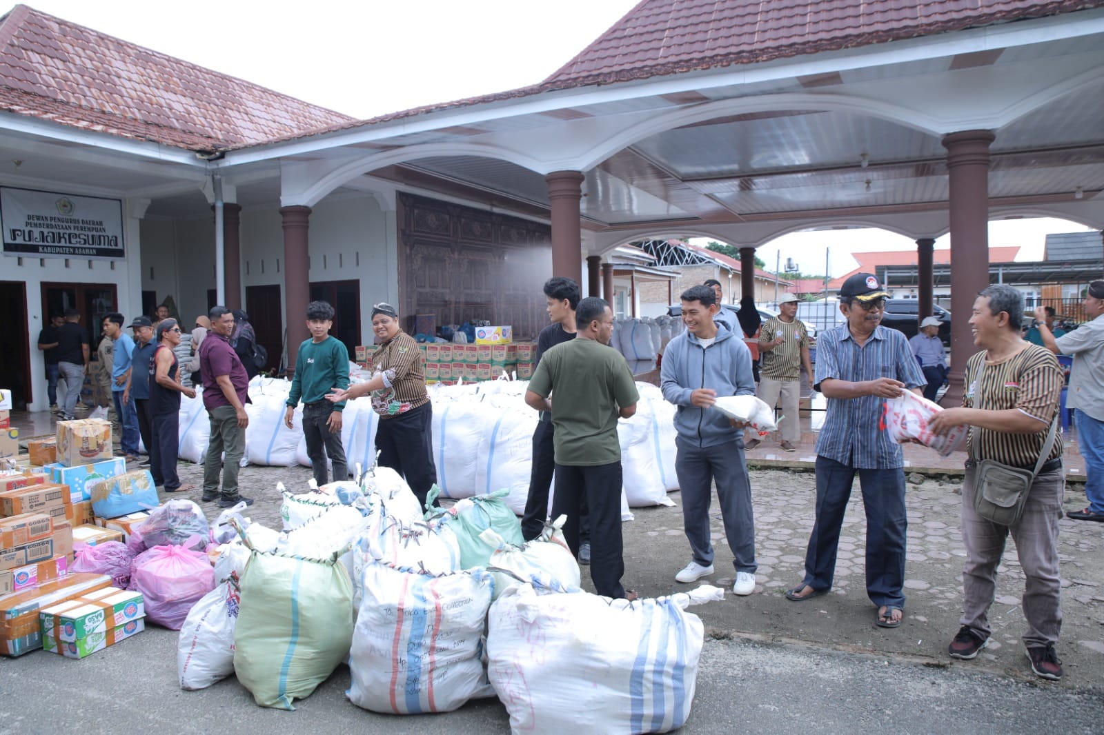 Dua unit truk membawa bantuan darurat dari Pemkab Asahan dan DPD PKB Pujakesuma untuk warga terdampak bencana di Aceh Tamiang dan Lhokseumawe.