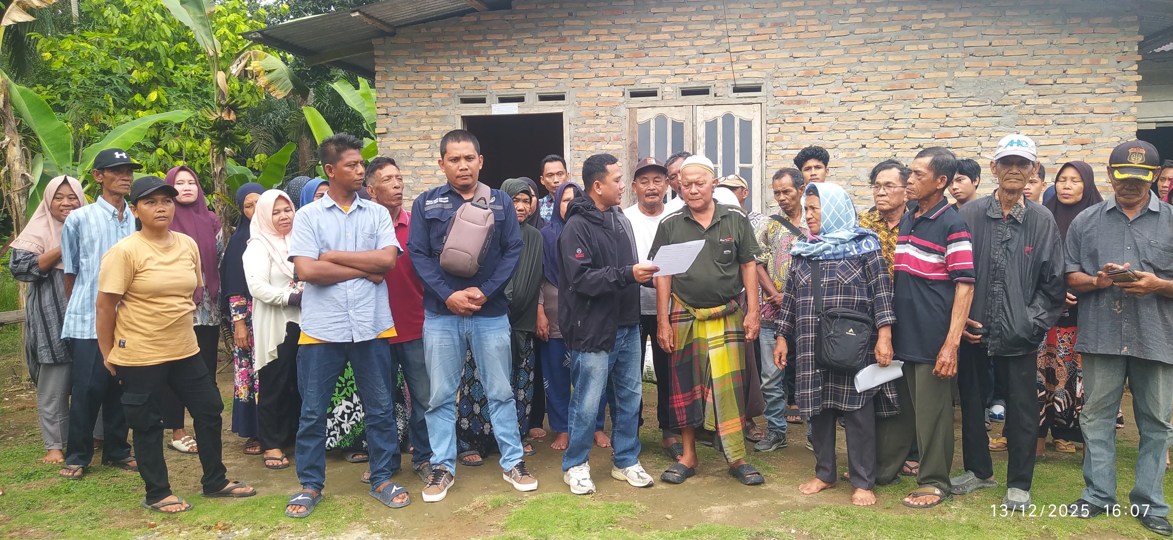 Kelompok Tani Sinar Jadi didampingi tim Advokat berfoto bersama usai melakukan pertemuan membahas persoalan lahan yang diduga masih dikuasai pihak PTPN IV.