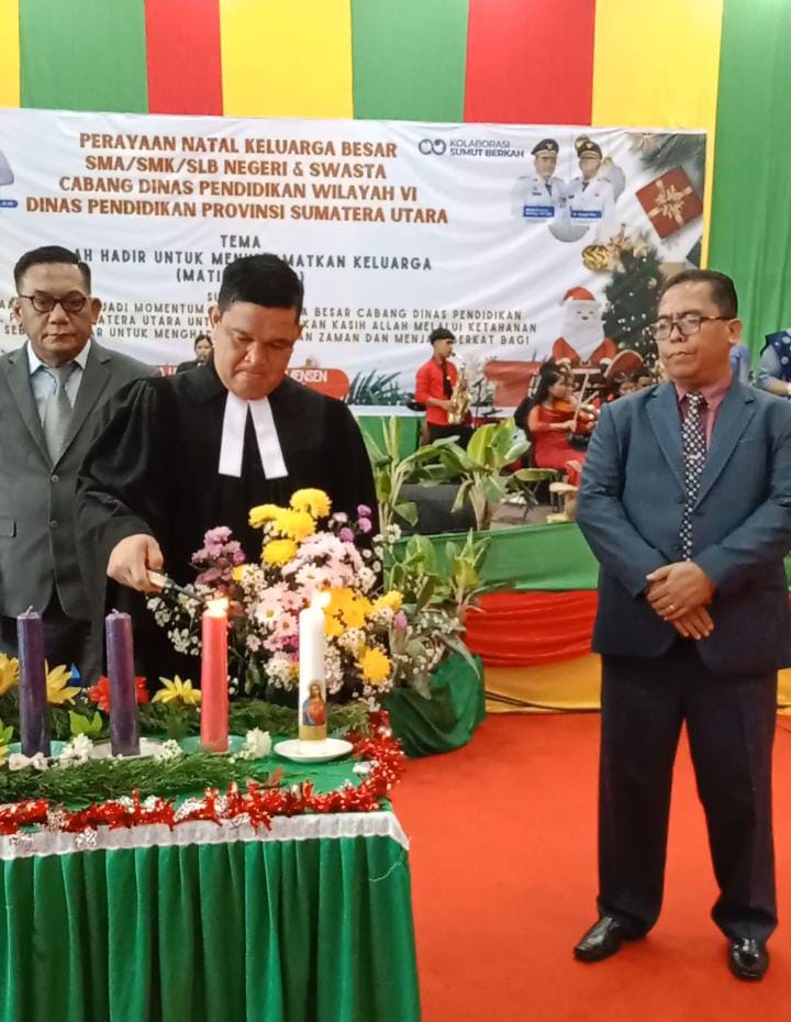 Penyalaan lilin pada Natal SMA/SMK/SLB se-Cabang Dinas Wilayah VI.