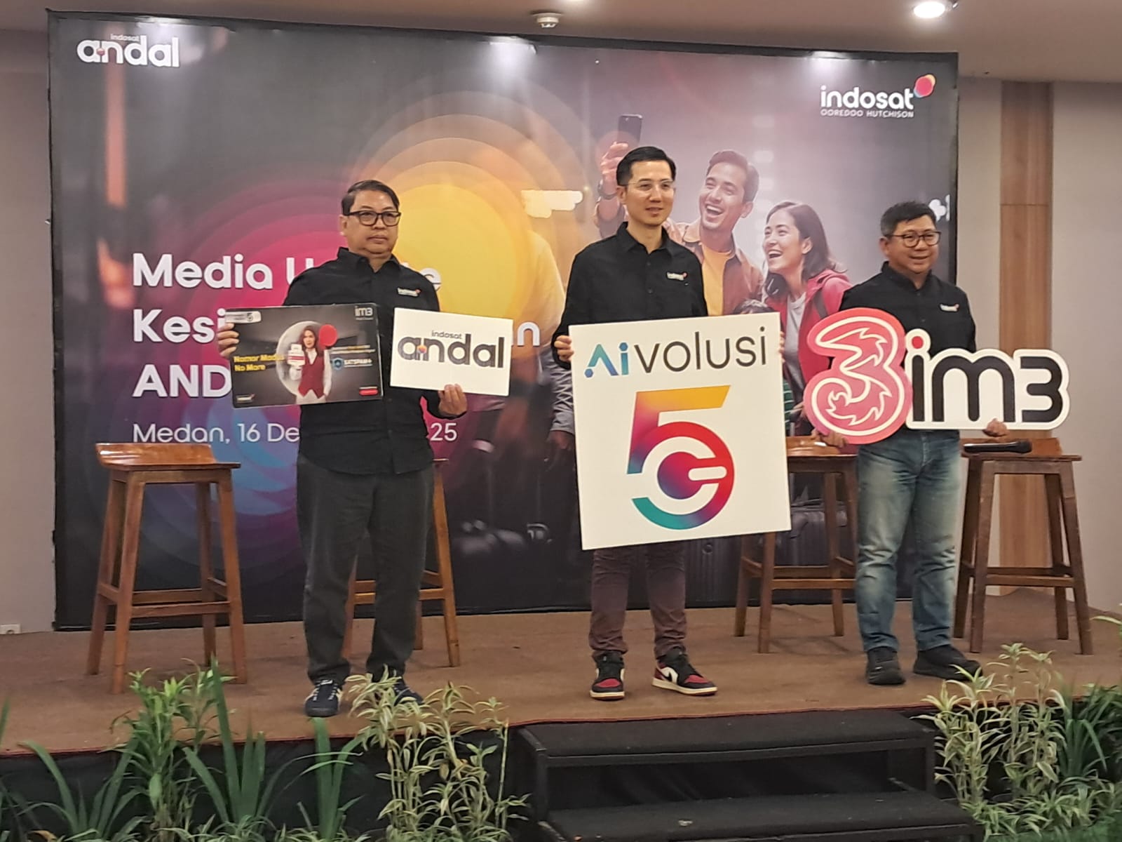 EVP Head of Circle Sumatera Indosat Ooredoo Hutchison, Agus Sulistio (tengah), didampingi VP Head of Technology Sumatera Irvan Kurniawan dan VP Head of Branding and Communication Sembodo Budiharto.