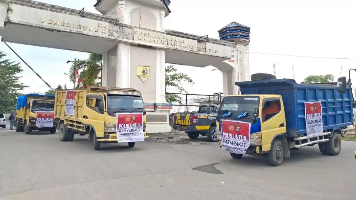 Jajaran Polres Labuhanbatu Selatan melepas pengiriman alat berat, kendaraan operasional, dan bantuan logistik ke Kabupaten Tapanuli Selatan untuk penanganan bencana alam.