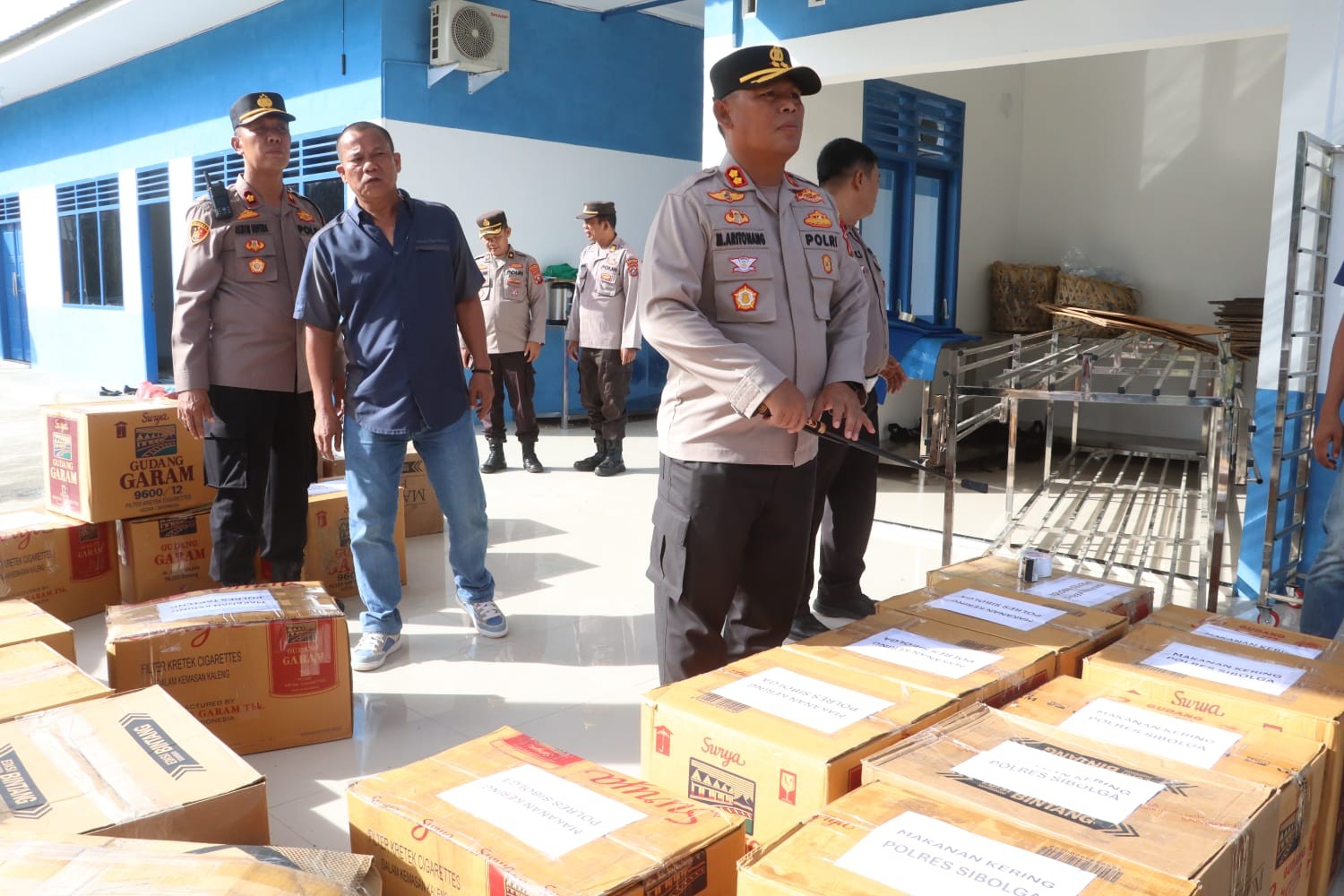 Kapolres Simalungun AKBP Marganda Aritonang melepas keberangkatan bantuan kemanusiaan untuk korban banjir dan longsor di Sibolga dan Tapanuli Tengah.