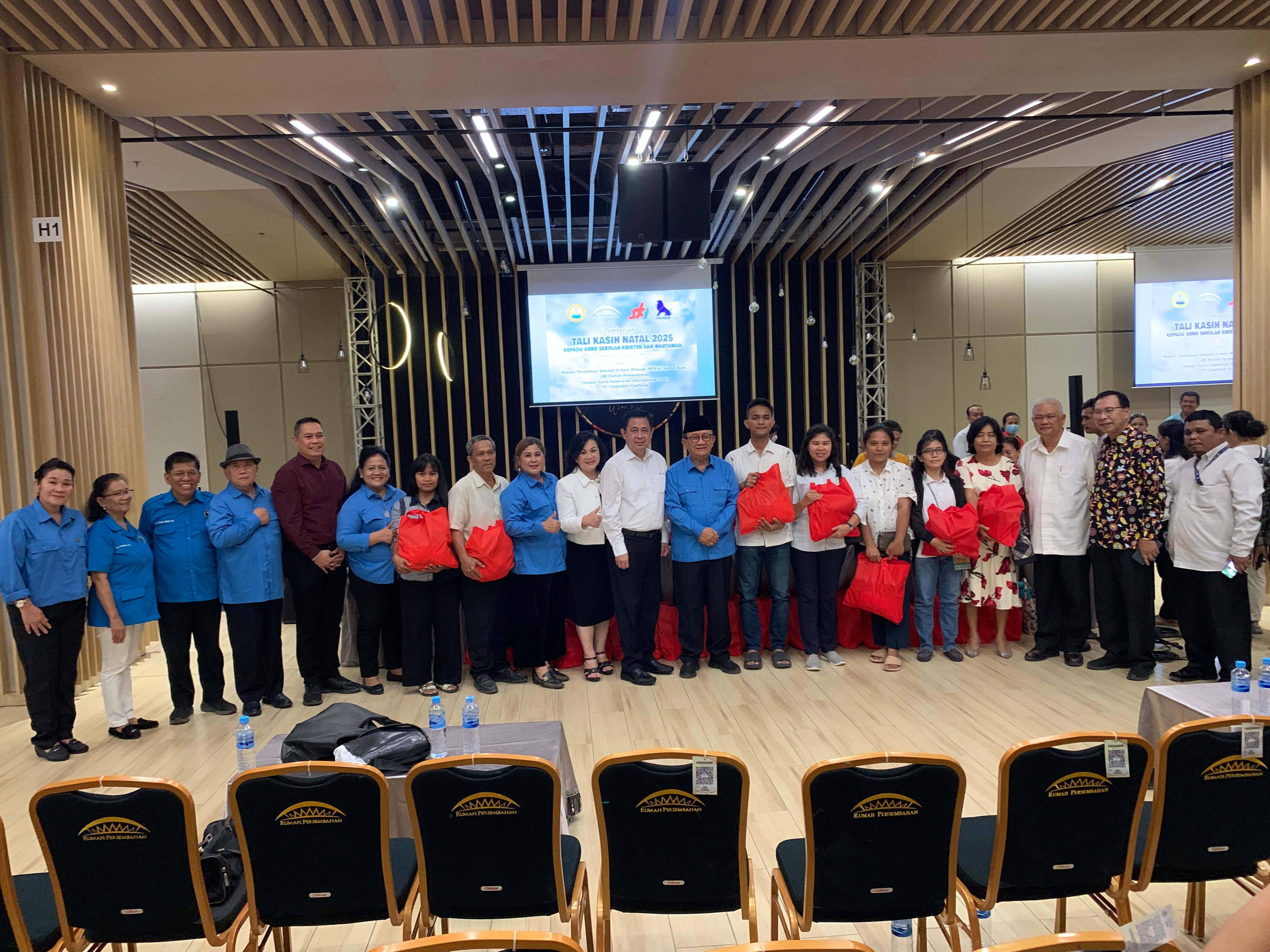 Ketua MPKW Sumut&ndash;Aceh Dr RE Nainggolan MM foto bersama usai menyerahkan tali asih Natal 2025 kepada guru-guru sekolah Kristen di GBI Rumah Persembahan, Medan.