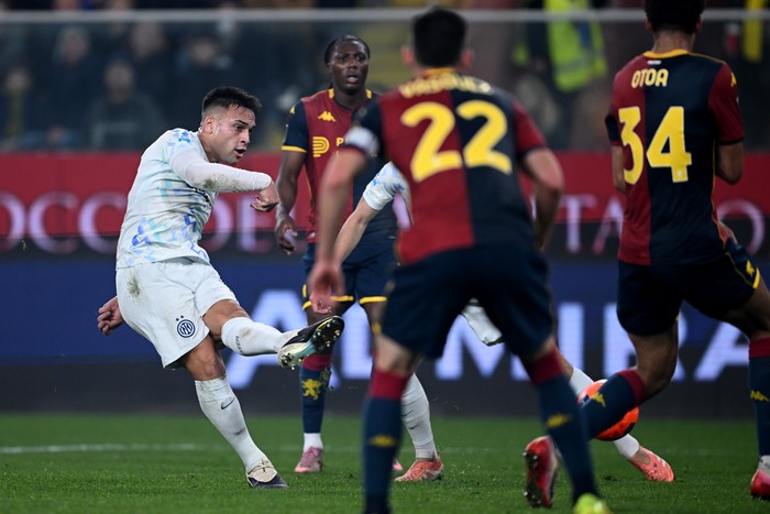 Lautaro Martinez merayakan gol kedua Inter Milan ke gawang Genoa pada laga Serie A di Stadion Luigi Ferraris.