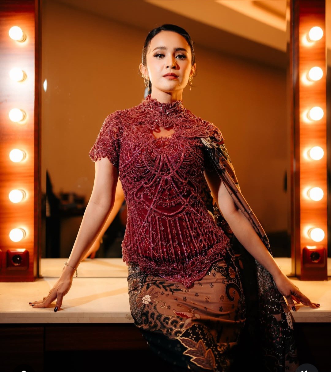 Michelle Ziudith menjalani rangkaian perawatan Smile Line Lifter tanpa oplas untuk wajah natural, persiapan jelang gala premiere film horor barunya.