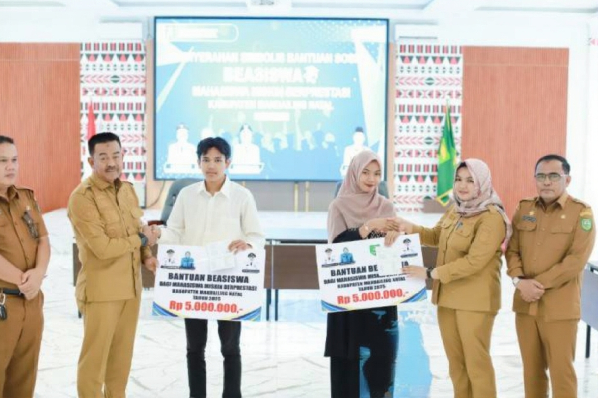 Mahasiswa penerima manfaat menerima bantuan Beasiswa Mahasiswa Miskin Berprestasi Tahun 2025 dari Pemerintah Kabupaten Mandailing Natal.