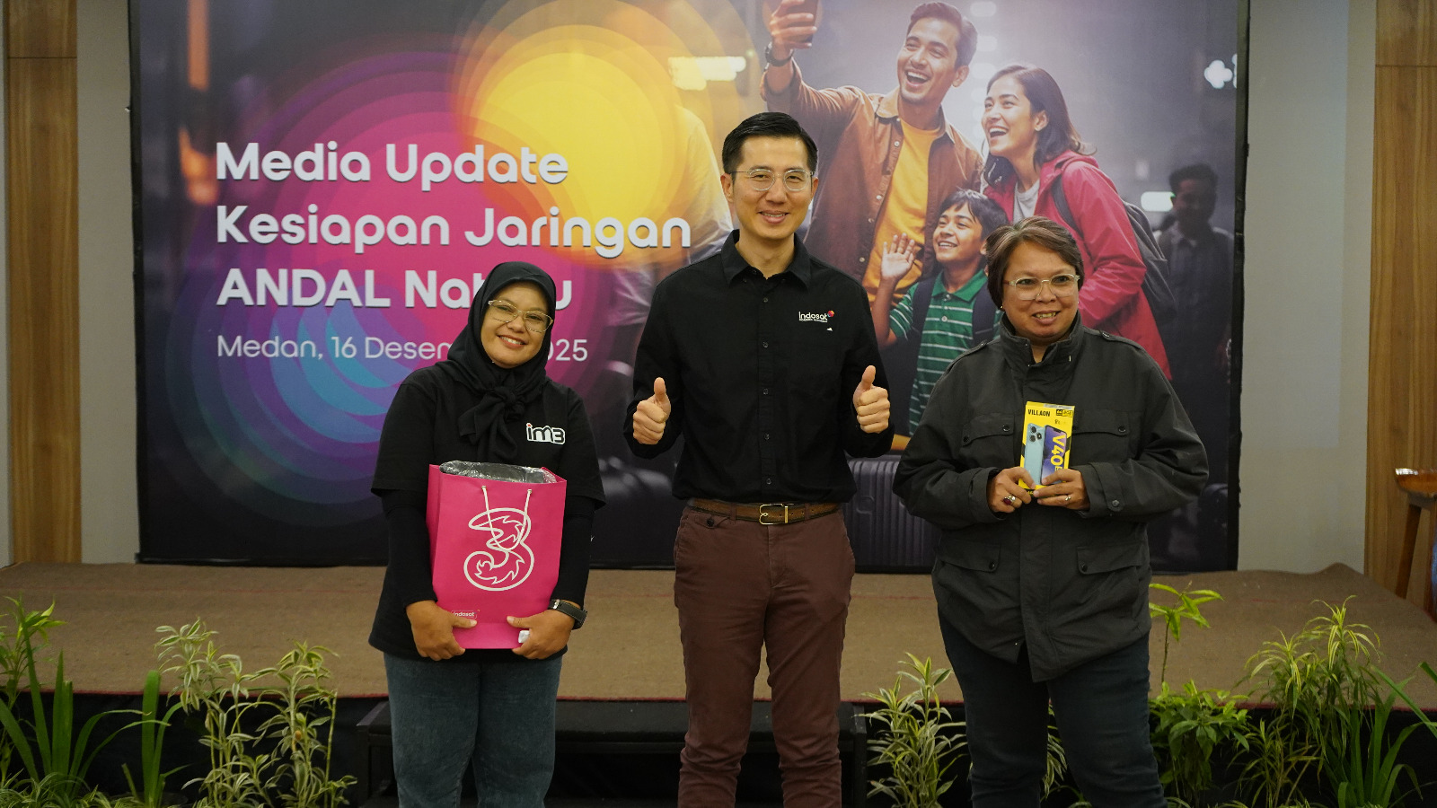 EVP Head of Circle Sumatera Indosat Ooredoo Hutchison Agus Sulistio (tengah) didampingi dua wartawan di Medan.