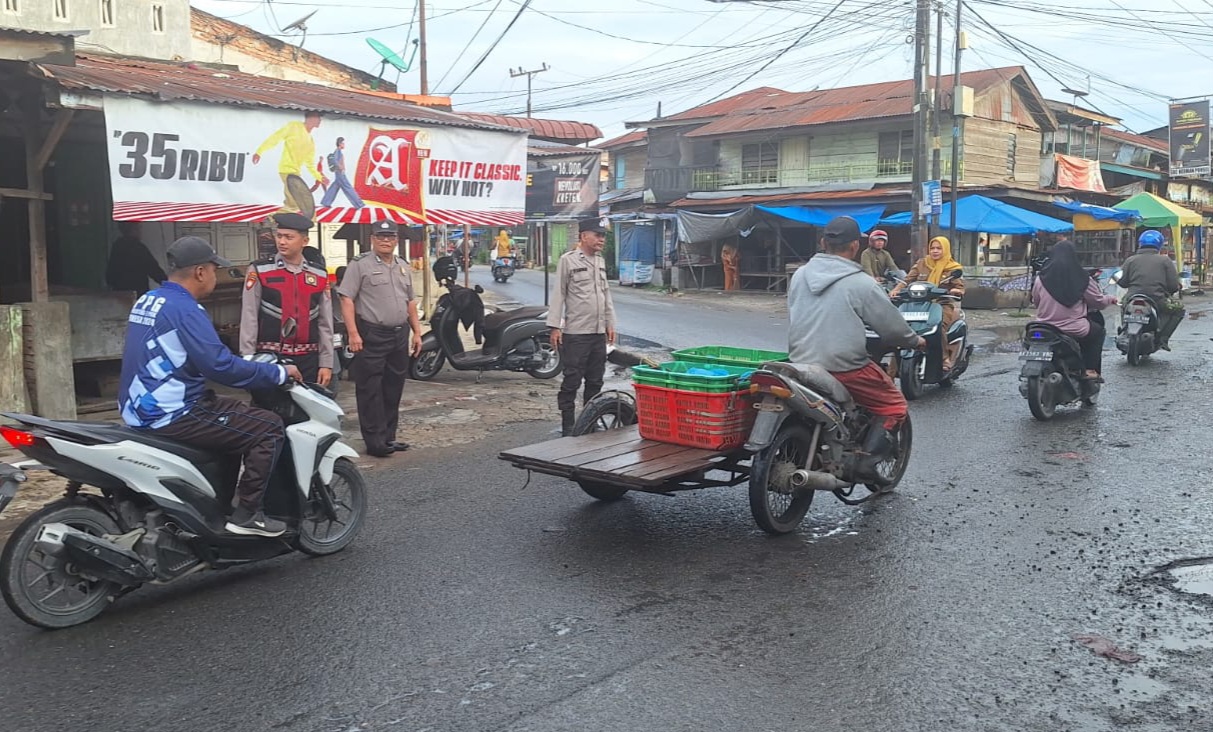 Personel Polres Tanjungbalai melaksanakan kegiatan Strong Point dengan mengamankan titik rawan kemacetan dan potensi kejahatan di wilayah kota, Senin (15/12/2025).