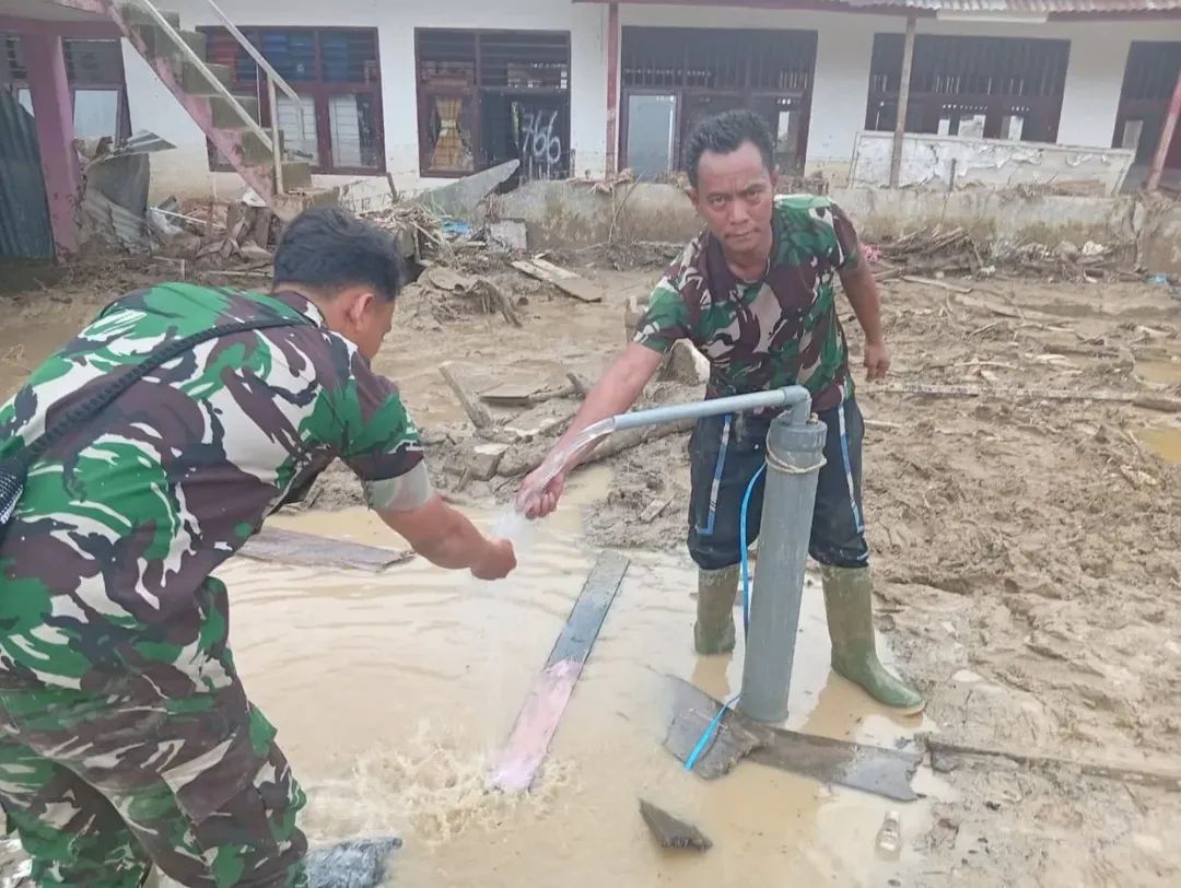 Personel TNI bersama warga membangun sumur bor untuk memenuhi kebutuhan air bersih pengungsi banjir dan longsor di Desa Huta Godang, Kecamatan Batang Toru, Tapanuli Selatan.