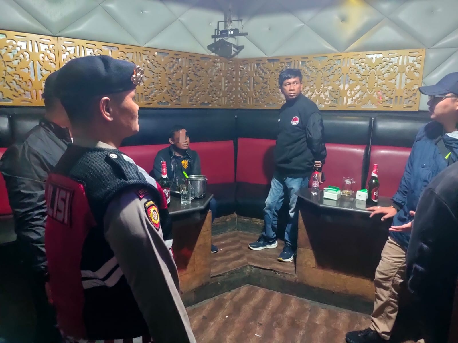 Petugas gabungan Polres Pematangsiantar saat menggelar razia di salah satu tempat hiburan malam di Kota Pematangsiantar.