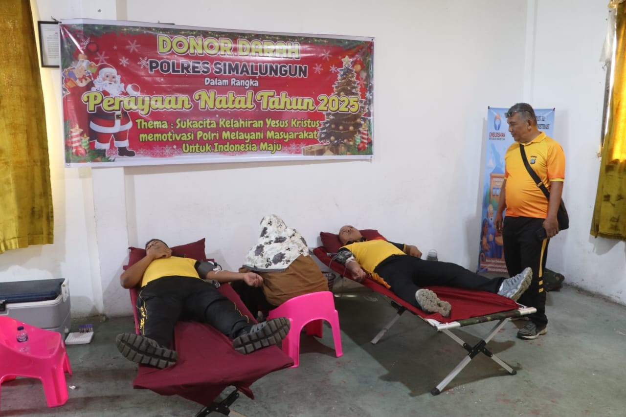 Personel dan Bhayangkari Polres Simalungun mengikuti kegiatan donor darah menjelang Perayaan Natal 2025 di Aula Satpas Polres Simalungun.