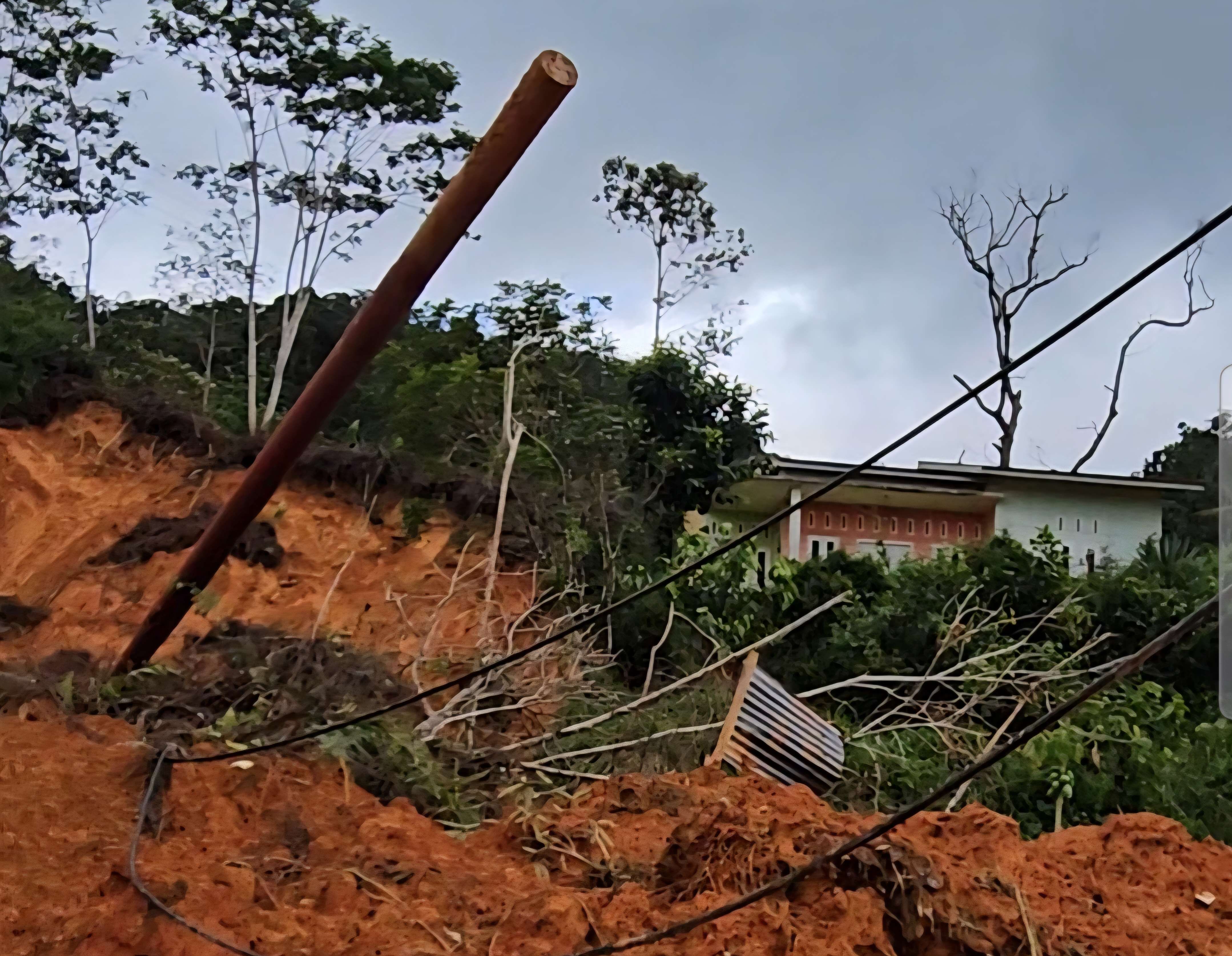 Petugas melakukan perbaikan jaringan listrik di wilayah terdampak banjir dan longsor di Kabupaten Tapanuli Utara.