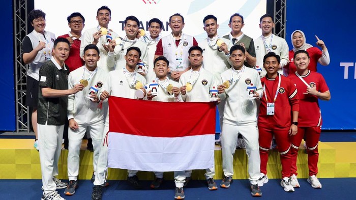 Tim bulutangkis Indonesia merayakan gelar juara umum SEA Games 2025 setelah meraih 10 medali, termasuk tiga emas, di Pathum Thani, Thailand.