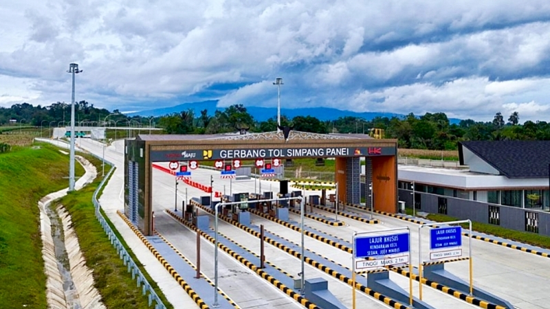 Gerbang Tol Simpang Panei. Ruas Tol Sinaksak&ndash;Simpang Panei dibuka secara fungsional untuk mendukung kelancaran arus Nataru 2025/2026.