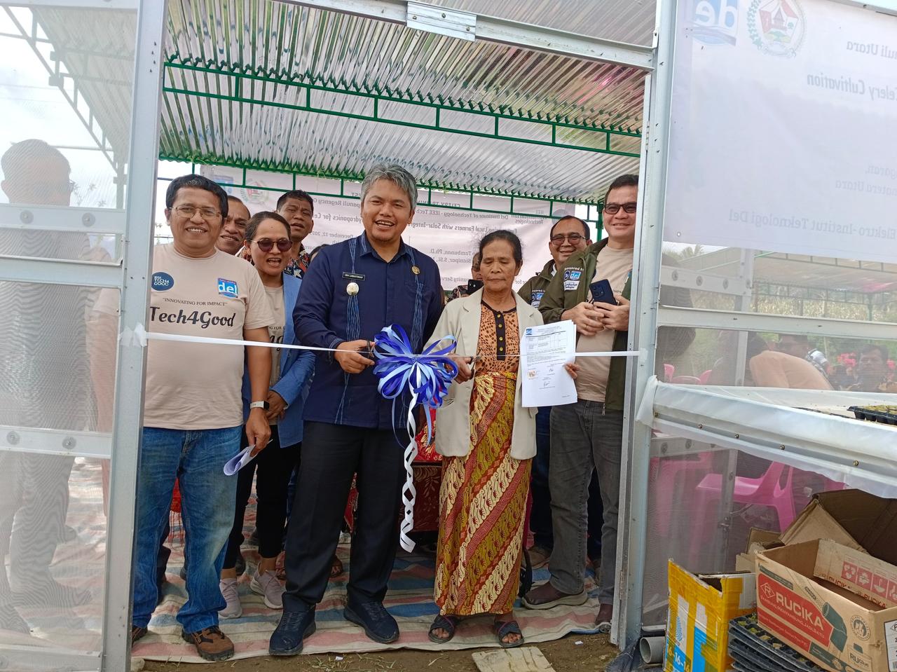 Wakil Bupati Tapanuli Utara Dr Deni Parlindungan Lumbantoruan saat meresmikan green house hidroponik berbasis IoT di Desa Banua Luhu, Kecamatan Pagaran.