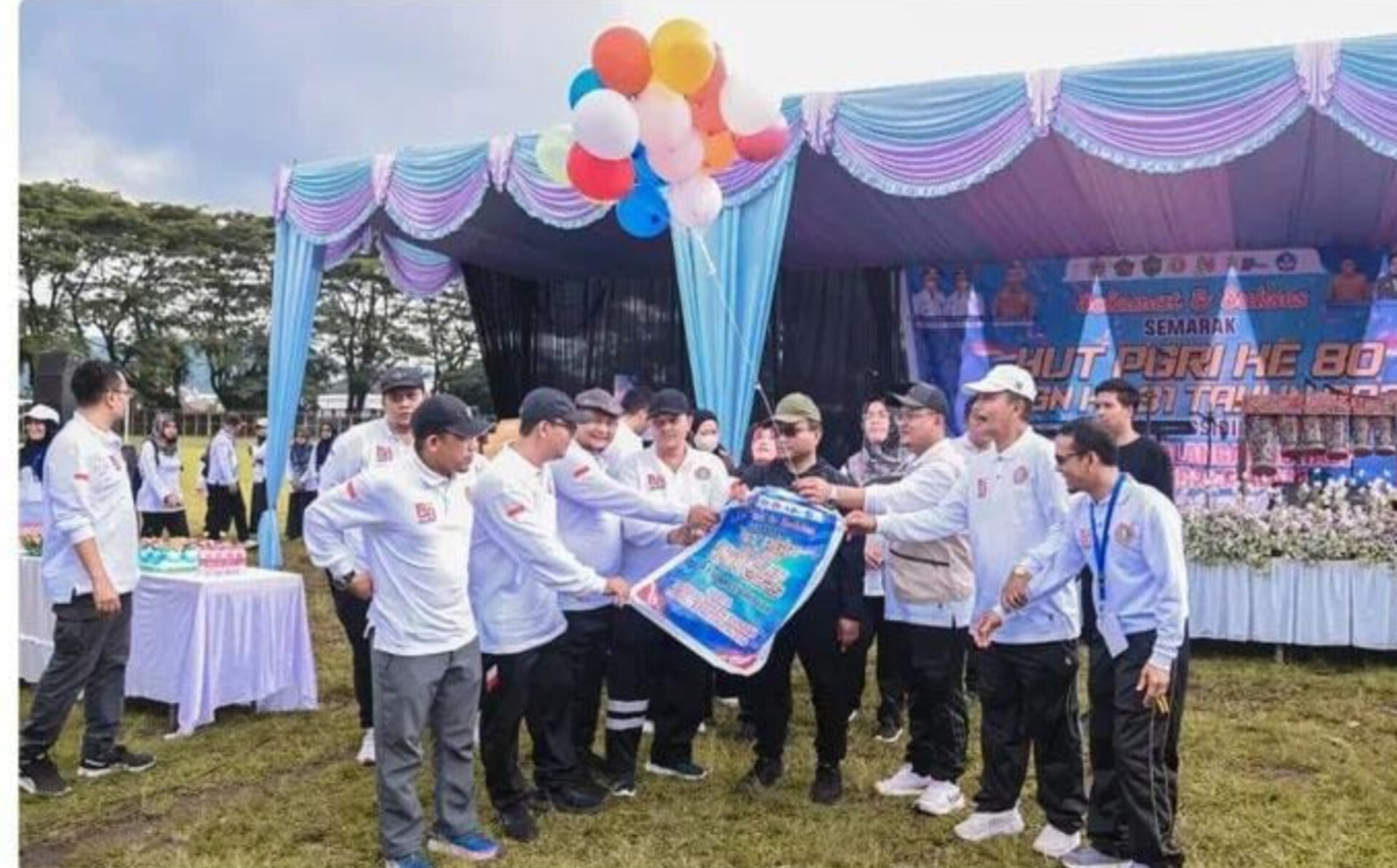 Wali Kota Padangsidimpuan H. Letnan Dalimunthe menghadiri kegiatan Semarak HUT PGRI ke-80 dan Hari Guru Nasional ke-31 Tahun 2025 di Stadion HM Nurdin, Padangsidimpuan.