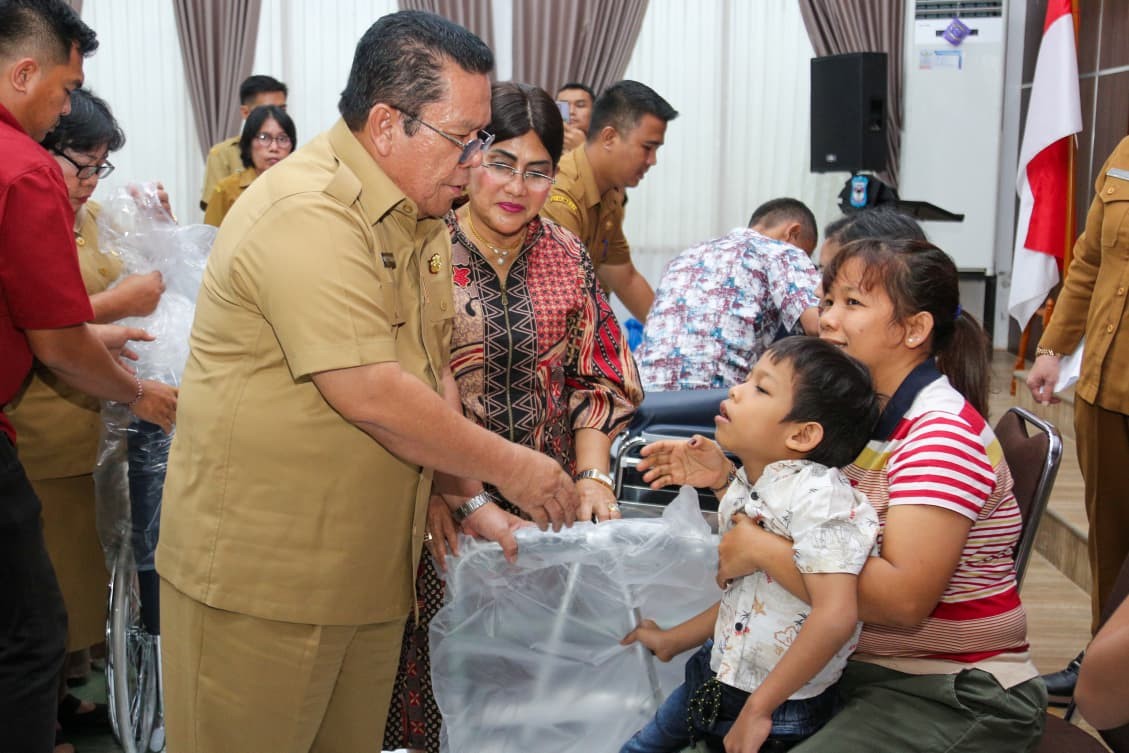 Wali Kota Pematangsiantar Wesly Silalahi menyerahkan bingkisan Natal kepada penyandang disabilitas dalam kegiatan Natal ASN Pemko Pematangsiantar di Gedung Serbaguna Pemko.
