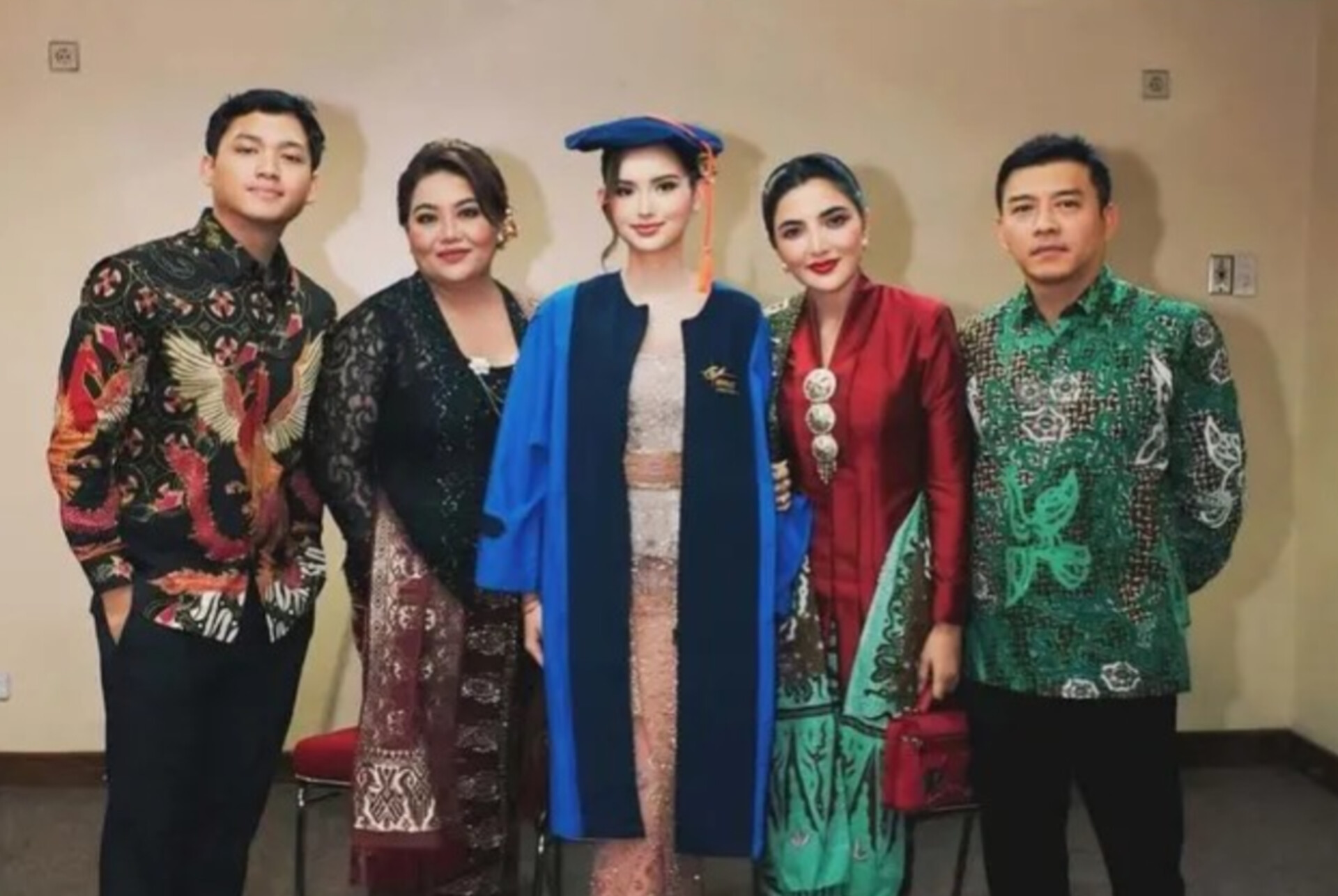Ashanty bersama keluarga besar Anang Hermansyah menghadiri wisuda Sarah Menzel, kekasih Azriel Hermansyah, dan merayakan kelulusannya.