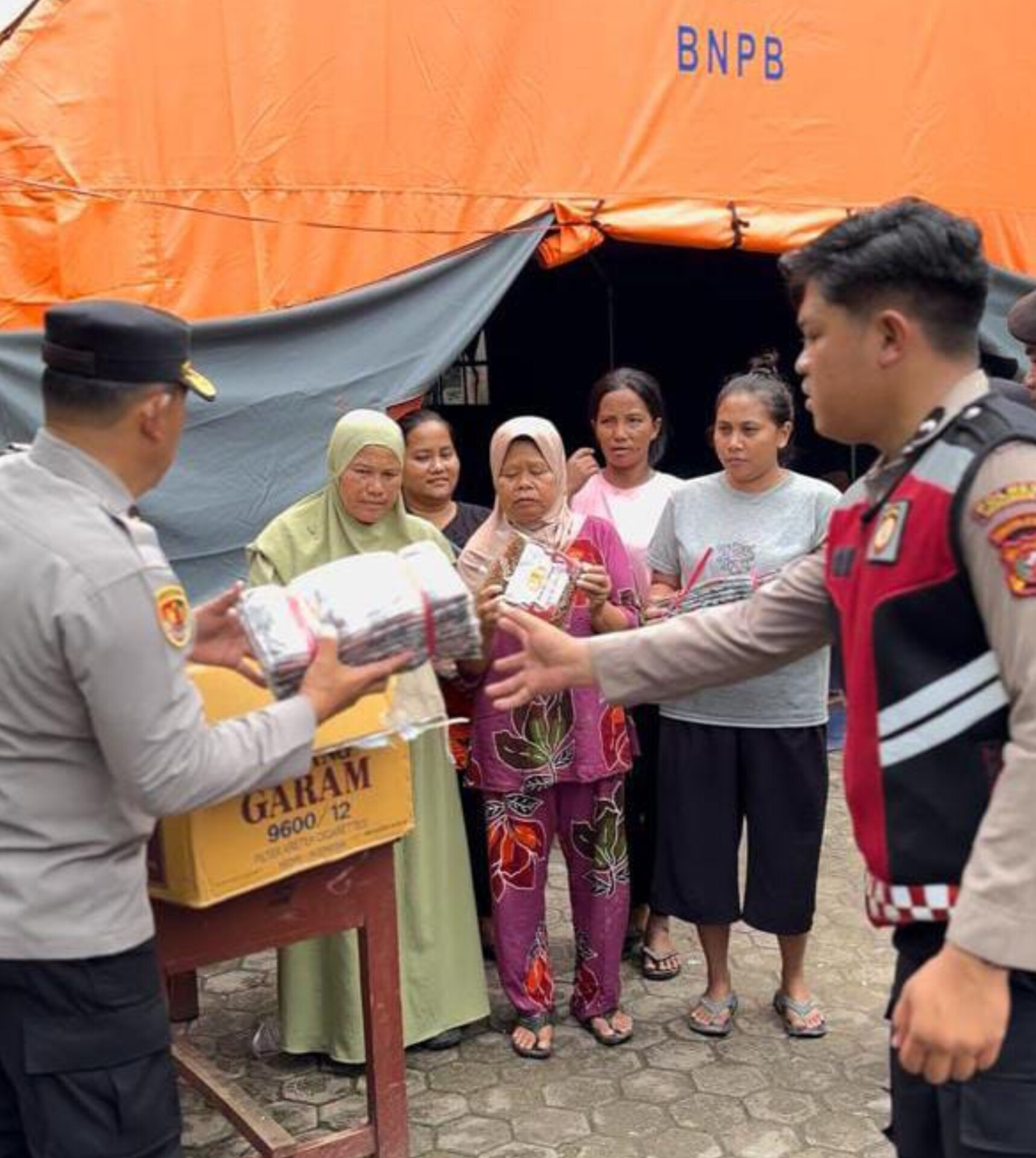 Bantuan logistik dari Polres Simalungun tiba di Posko Dapur Umum Kelurahan Sibual Nauli, Tapanuli Tengah, untuk korban banjir dan longsor di Sibolga&ndash;Tapteng.