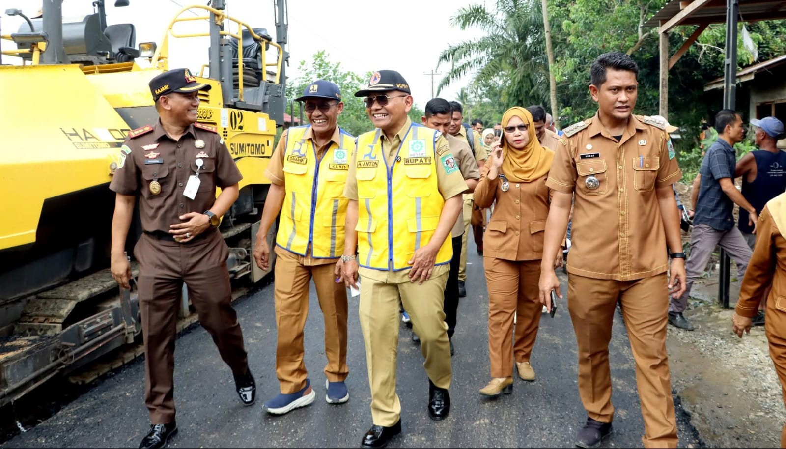 Bupati Simalungun Anton Ahmad Saragih didampingi Kajari Simalungun Munawal Hadi meninjau perbaikan jalan di Kecamatan Tapian Dolok dan Bandar Huluan, Senin (15/12/2025).