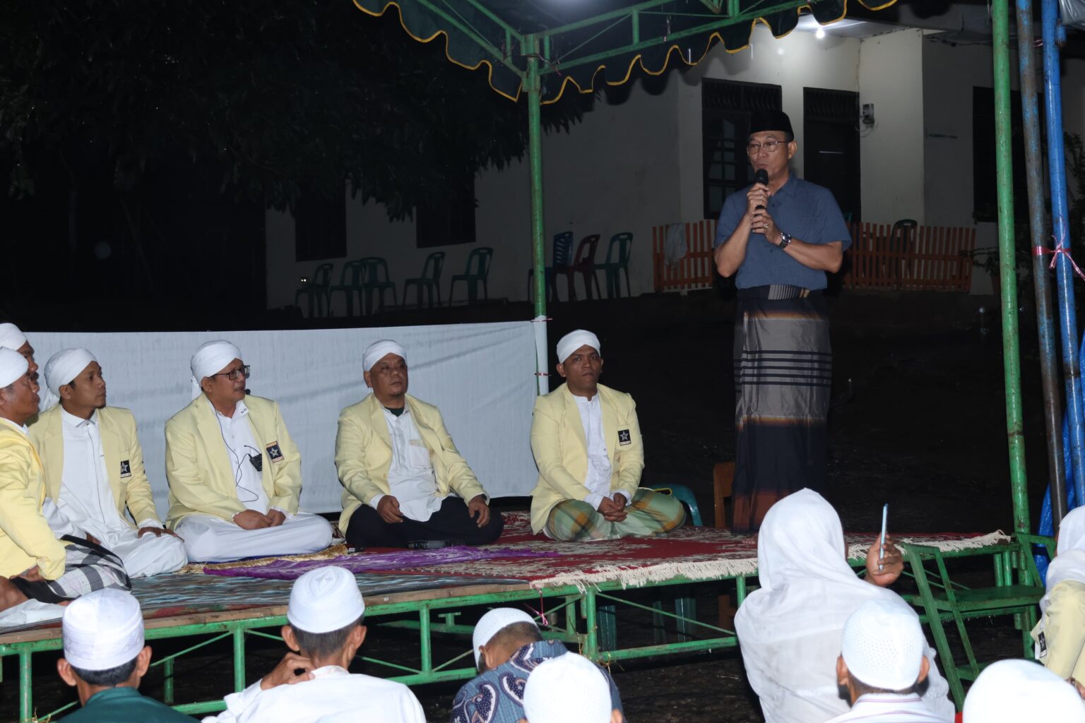 Bupati Tapanuli Selatan Gus Irawan Pasaribu melaksanakan salat Maghrib berjamaah bersama warga Desa Tandihat, Kecamatan Angkola Selatan.