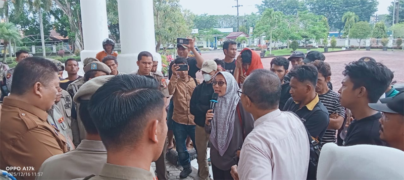Warga gang Setia Kelurahan Tebing Kisaran, Kecamatan Kota Kisaran Barat unjuk rasa di kantor Bupati Asahan.