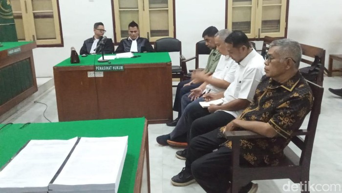 Empat terdakwa kasus dugaan korupsi pembangunan Gedung Balai Merah Putih menjalani sidang pembacaan tuntutan di Pengadilan Negeri Medan.