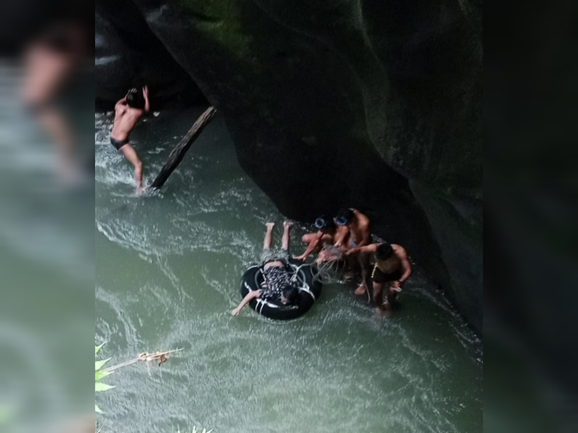 Evakuasi jenazah pemancing yang hanyut di aliran Sungai Bah Bolon, Kecamatan Raya Kahean, Kabupaten Simalungun.