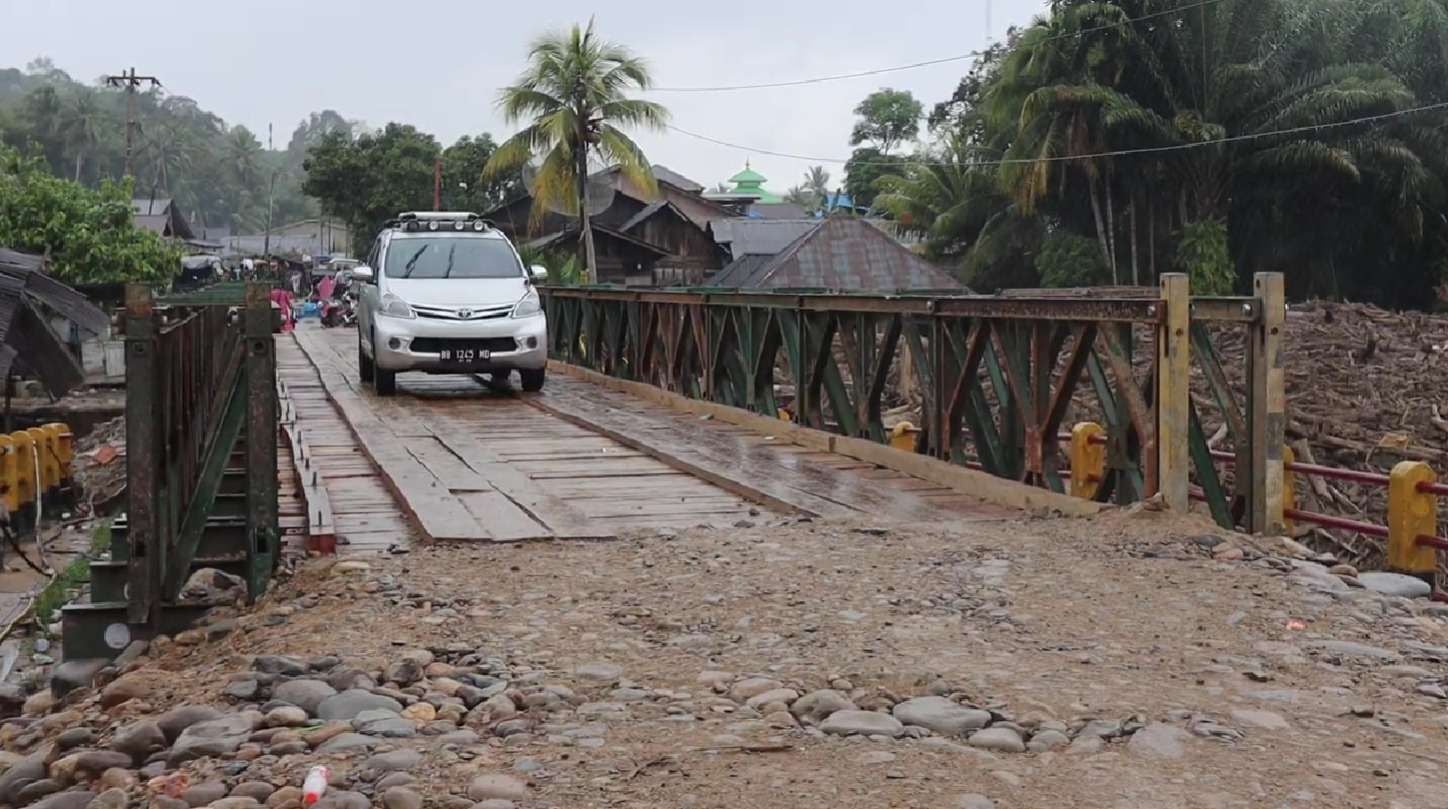 Jembatan bailey yang dibangun BNPB dan TNI di Desa Garoga, Batang Toru, mulai dimanfaatkan warga terdampak banjir bandang.