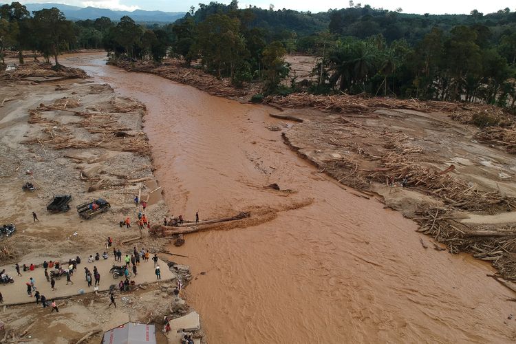 Petugas Gakkum Kementerian Kehutanan menyegel barang bukti kayu ilegal dan alat berat hasil operasi penindakan di kawasan hutan Tapanuli Selatan.