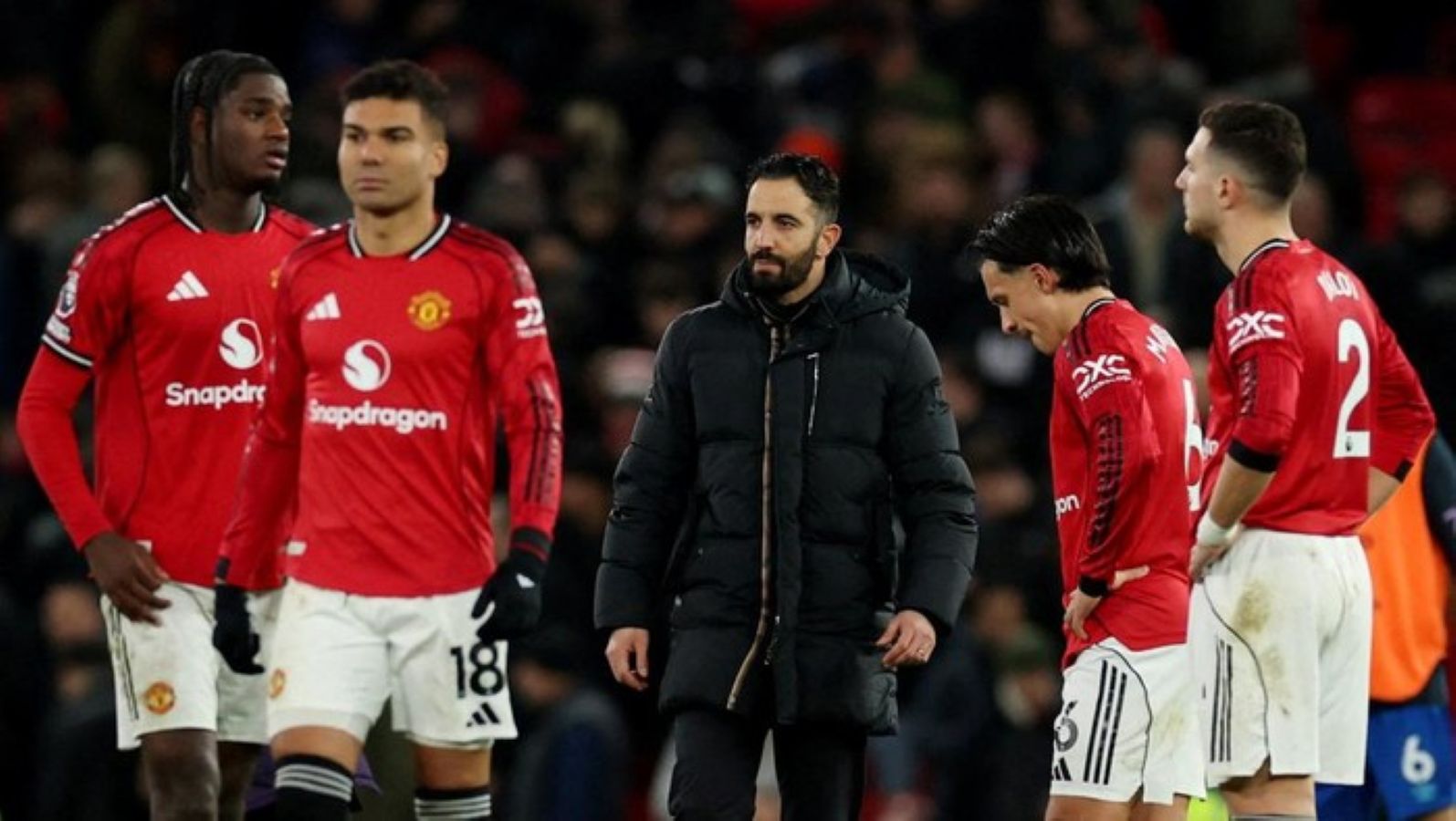 Manajer Manchester United Ruben Amorim bereaksi di pinggir lapangan saat MU ditahan imbang Bournemouth 4-4 di Old Trafford.