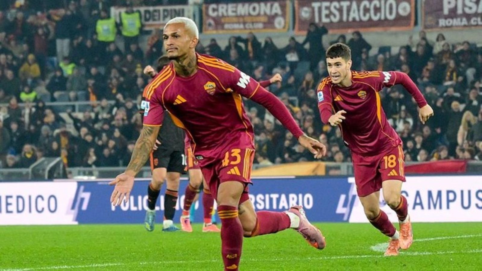 Pemain AS Roma Wesley Franca merayakan gol tunggal ke gawang Como pada laga Liga Italia di Stadion Olimpico.