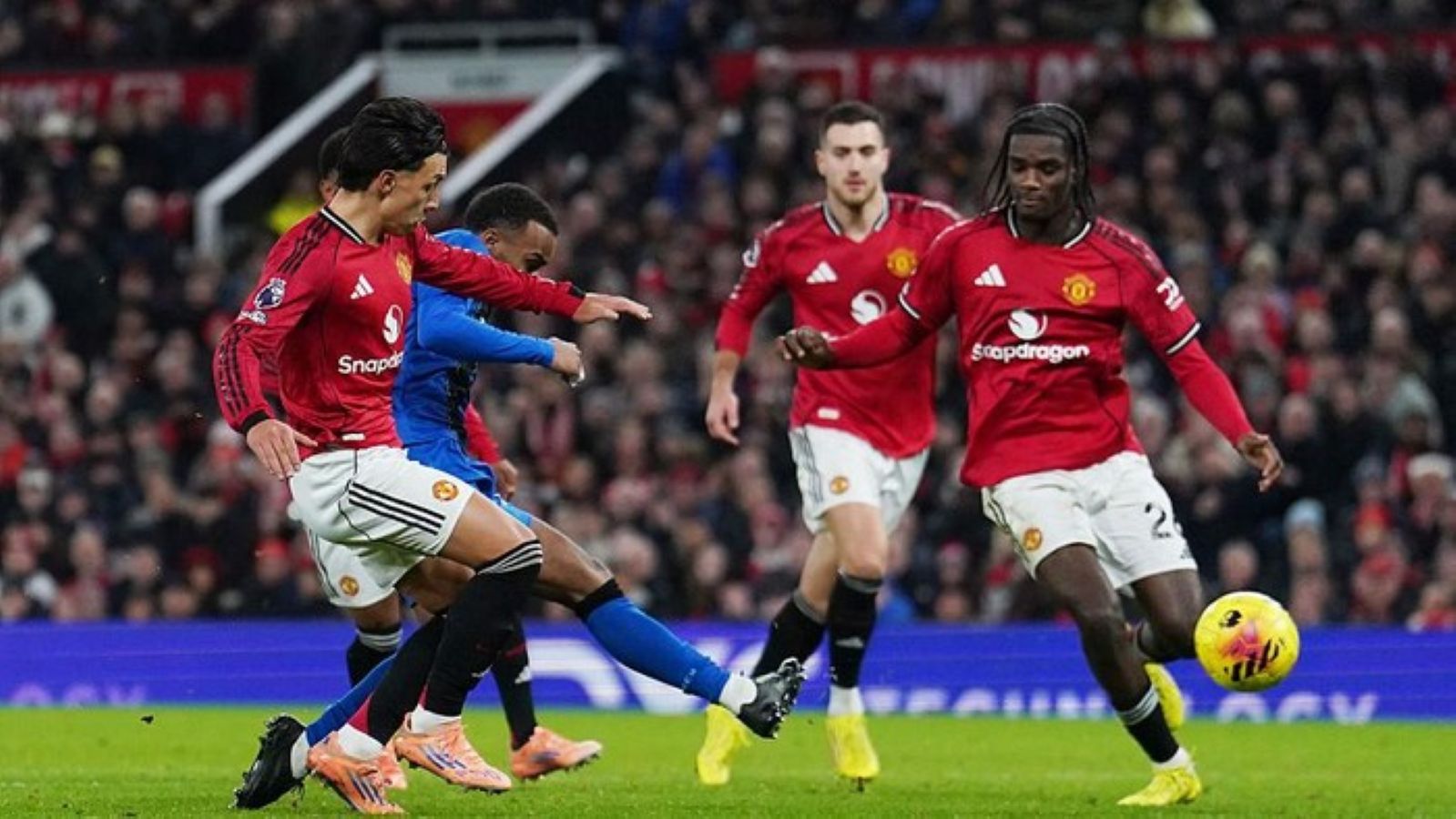 Pemain Manchester United dan Bournemouth terlibat duel sengit dalam laga dramatis yang berakhir imbang 4-4 di Old Trafford.
