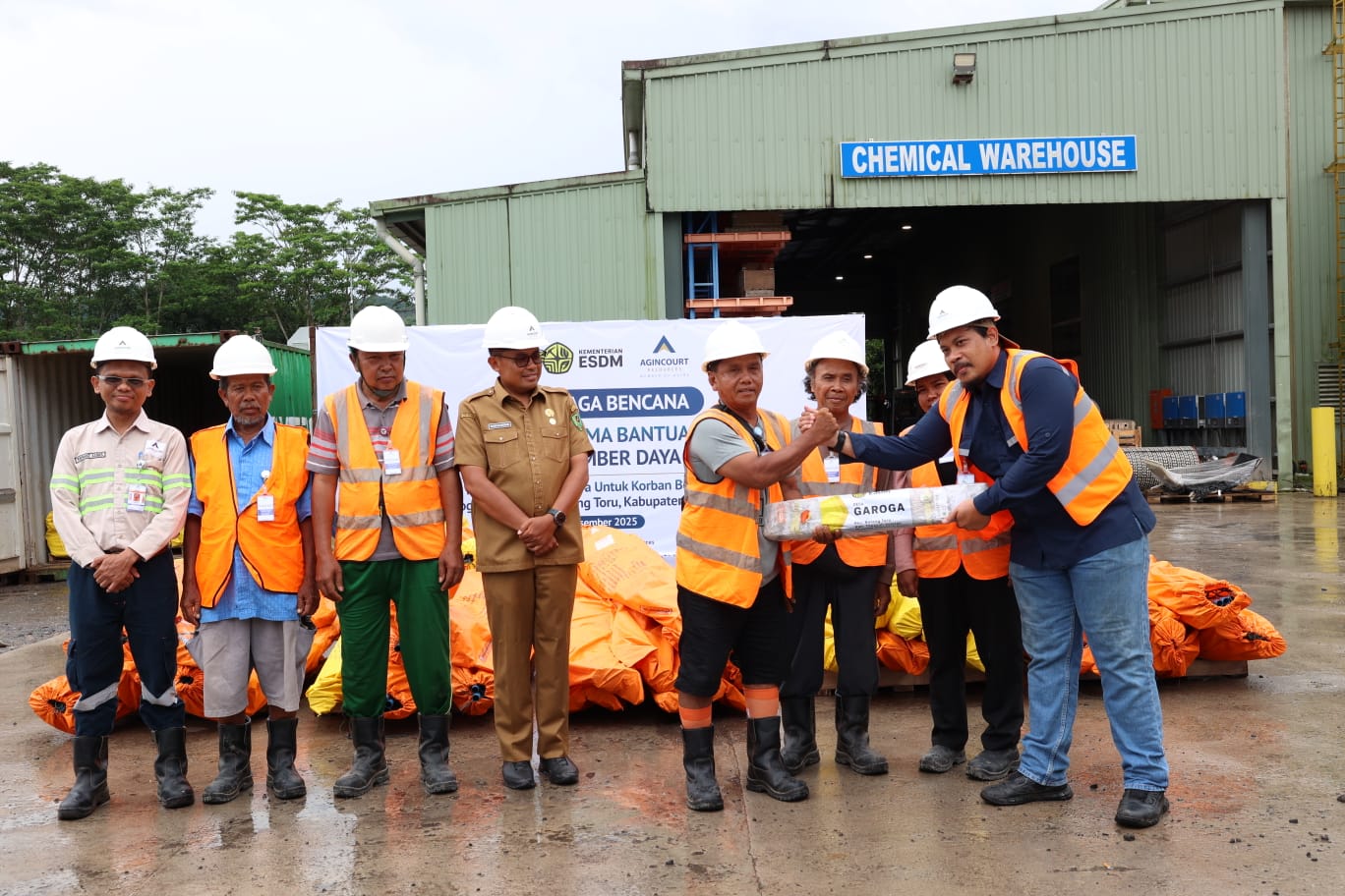 Penyerahan bantuan Kementerian ESDM kepada Kepala Desa Garoga Risman Rambe di site Tambang Emas Martabe, Batang Toru.