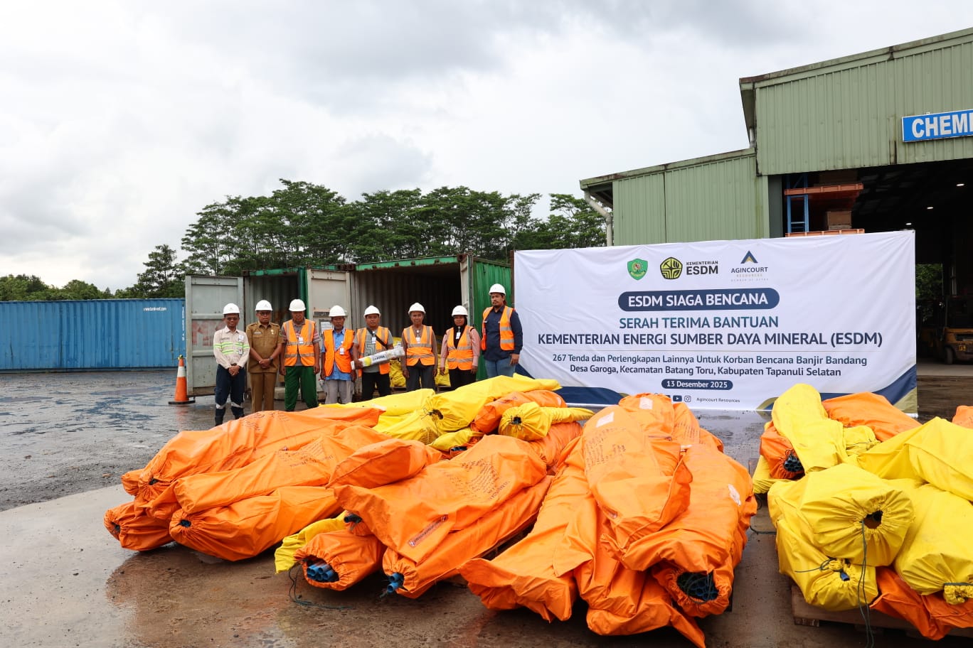 Perwakilan Kementerian ESDM menyerahkan bantuan 267 unit tenda dan perlengkapan darurat kepada pemerintah daerah untuk korban banjir dan longsor di Batang Toru, Tapanuli Selatan.