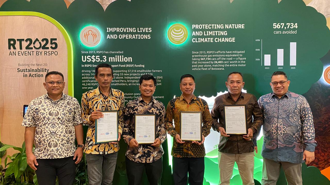 Perwakilan empat kelompok petani swadaya menerima sertifikasi RSPO pada Konferensi Tahunan RSPO (RT2025) di Kuala Lumpur, Malaysia, melalui program SMILE.