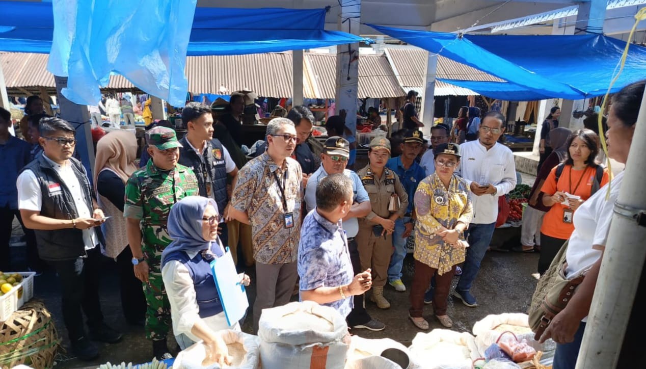 Petugas Sat Reskrim Polres Simalungun bersama tim lintas instansi melakukan sidak harga dan ketersediaan sembako di Pasar Tradisional Sidamanik, Senin (15/12/2025).