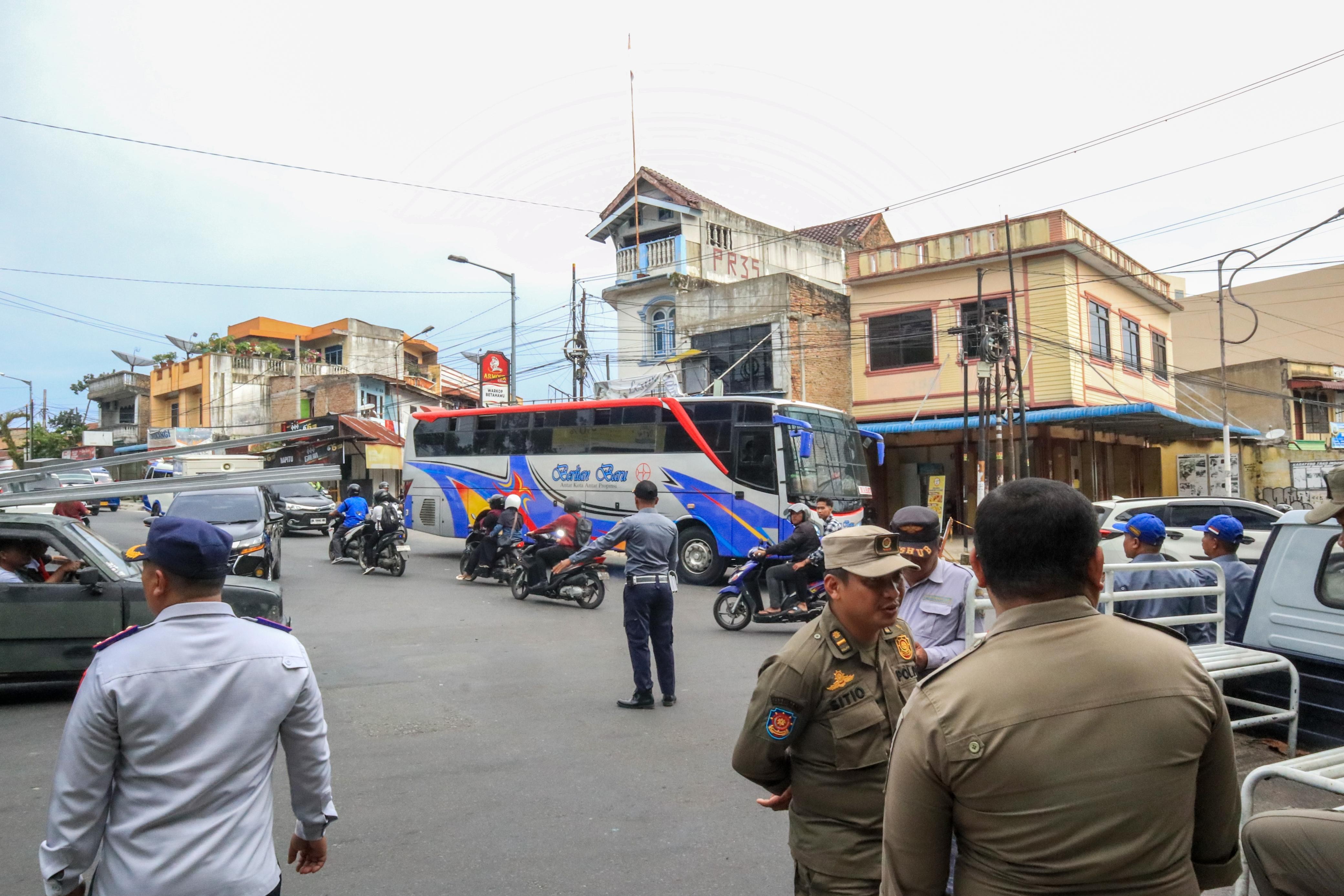 Petugas gabungan Dishub dan Satpol PP menertibkan operasional bus di inti Kota Pematangsiantar agar dialihkan ke Terminal Tanjung Pinggir.