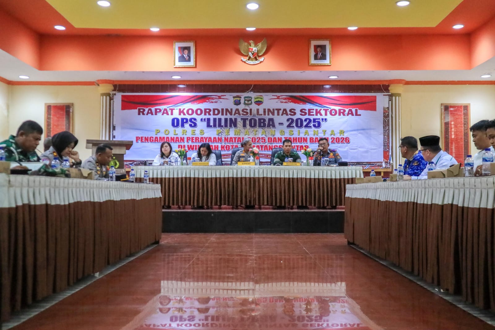 Rapat Koordinasi Kesiapan Pengamanan Perayaan Natal 2025 dan Tahun Baru 2026 di Aula Widya Satya Brata Polres Pematangsiantar.
