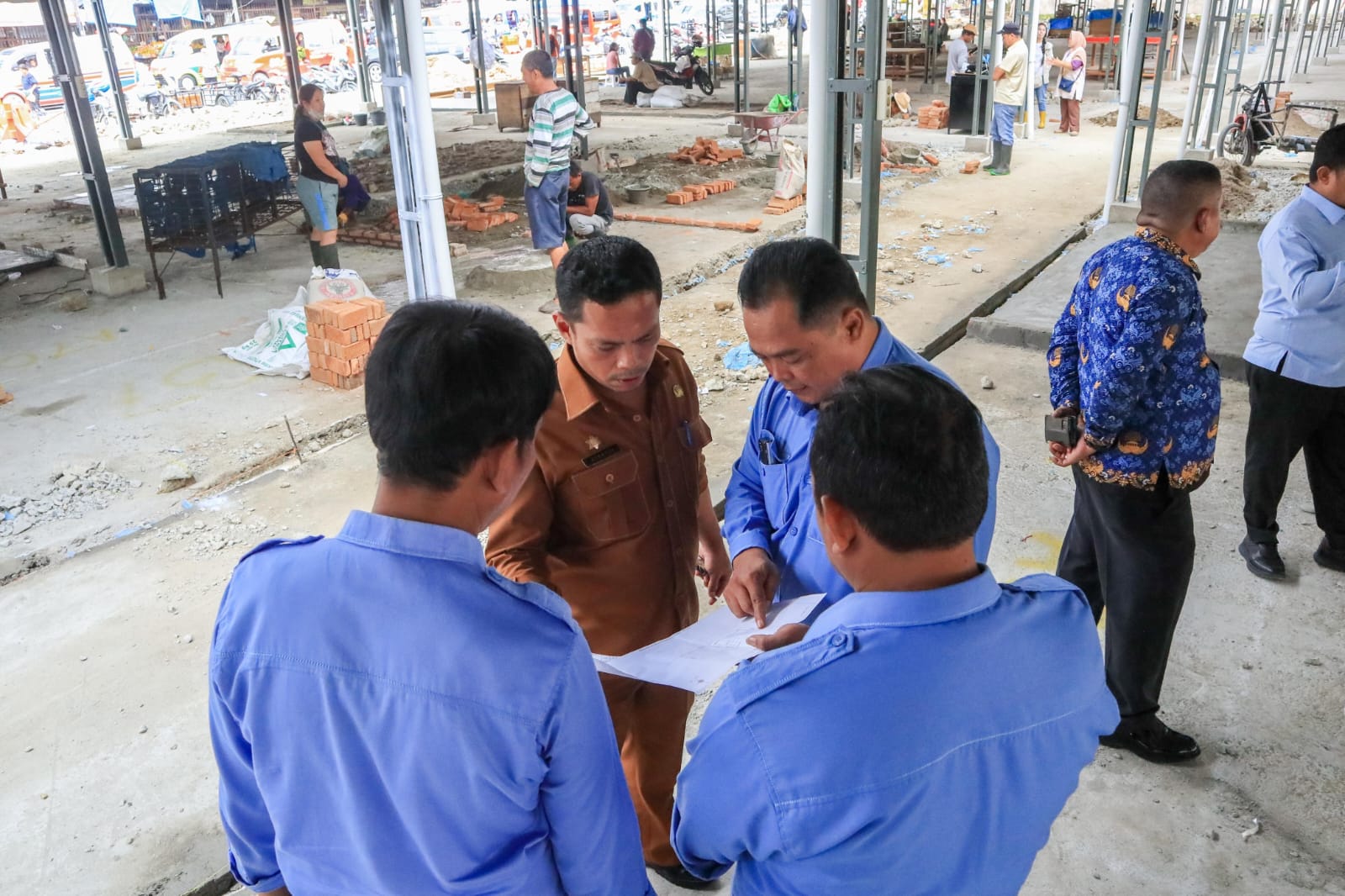 Sekda Pematangsiantar Junaedi Antonius Sitanggang meninjau kondisi lapak kios darurat pedagang Gedung IV Pasar Horas.